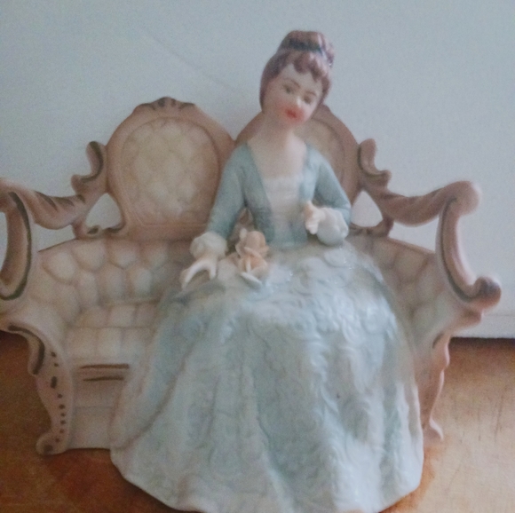 Vintage Lady in Waiting . (1960's *Porcelain*) [Night Light]  Works - Picture 2 of 4